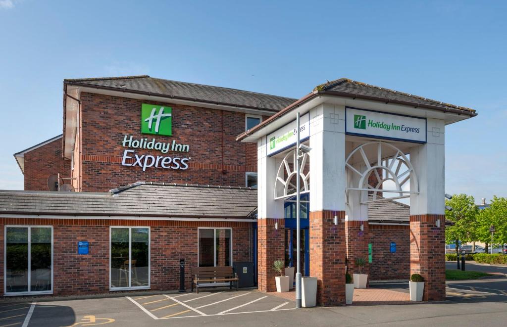 eine Ladenfront eines roten Backsteingebäudes in der Unterkunft Holiday Inn Express Lichfield by IHG in Lichfield