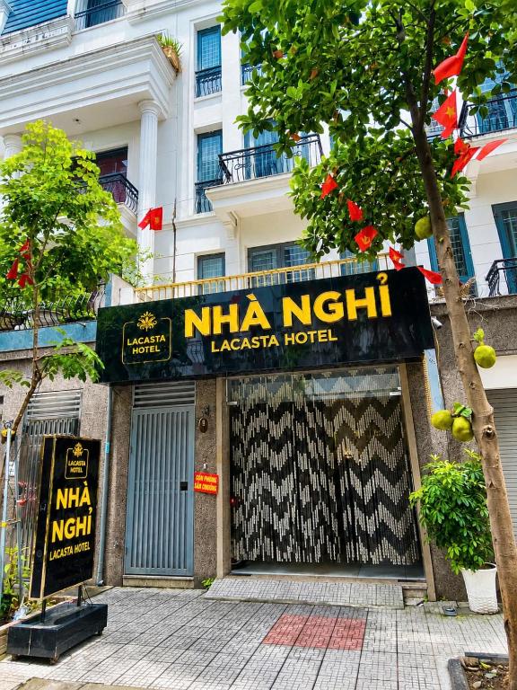 a building with a nma night sign in front of it at Nhà Nghỉ Lacasta Hotel in Văn La