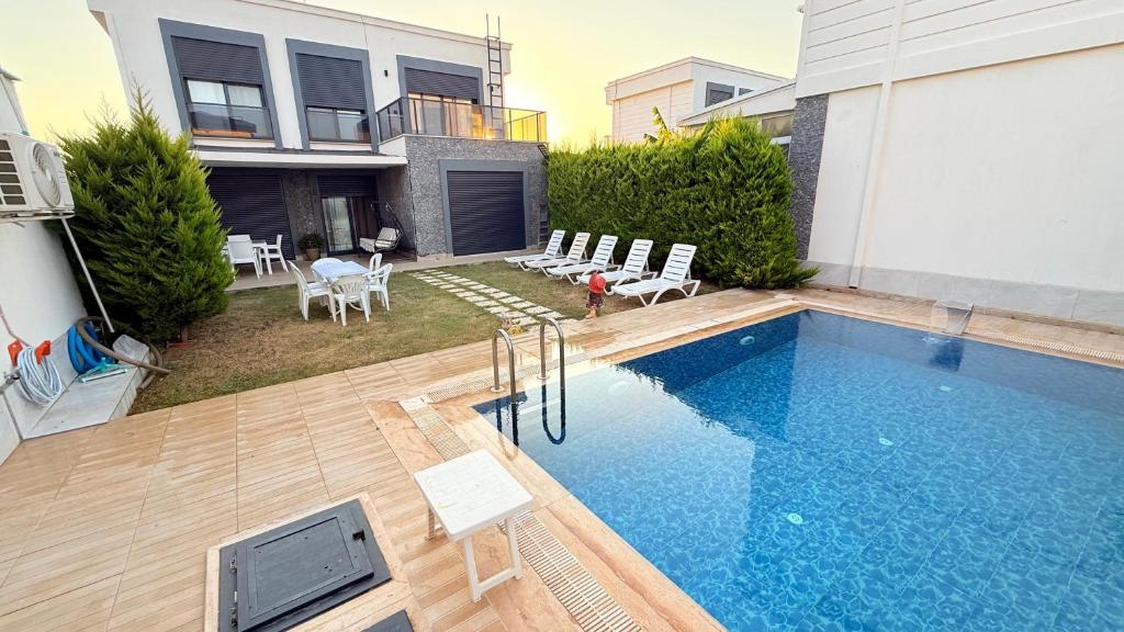 a swimming pool in the backyard of a house at Villa Guru Efeler in Didim