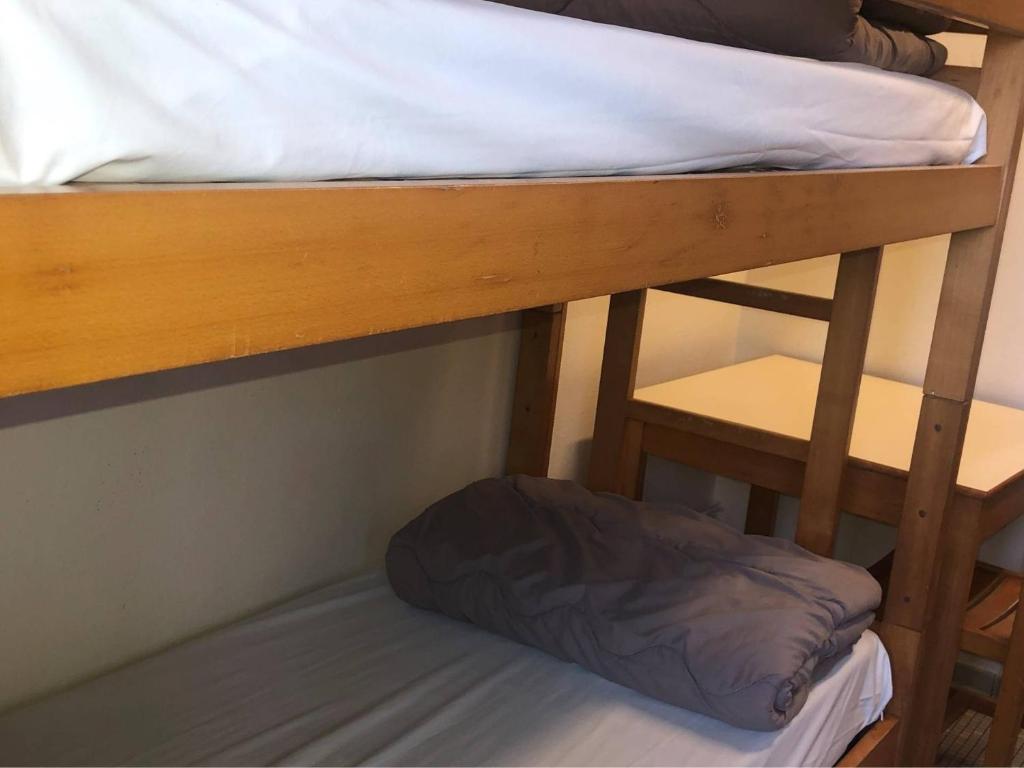 Auberge de jeunesse HI Poitiers - Habitación Con 2 Literas – Baño Compartido