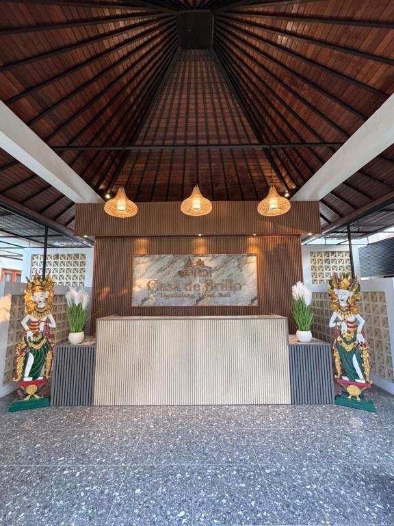 a meeting room with two statues of cats on the wall at Casa De Brillo Tegallalang in Tegalalang