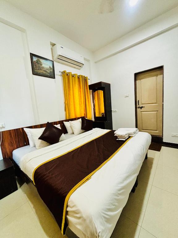 a bedroom with a large bed in a room at Wakad Executive in Méribel Village