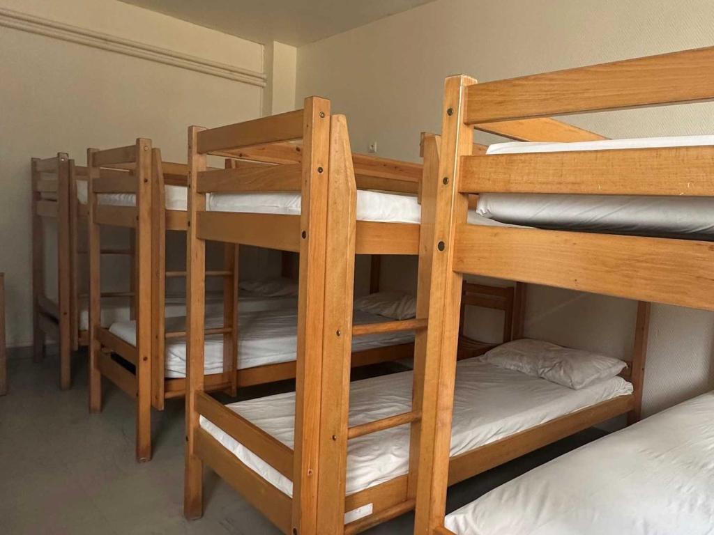 Auberge de jeunesse HI Poitiers - Habitación Para 7 Personas – Baño Compartido