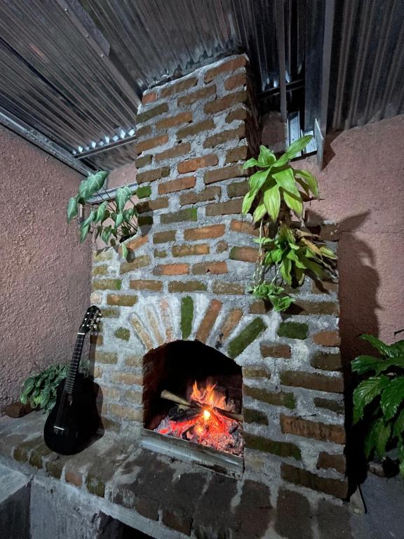 ein gemauerter Ofen mit einem Feuer darin in der Unterkunft Skipper House in Ruteng