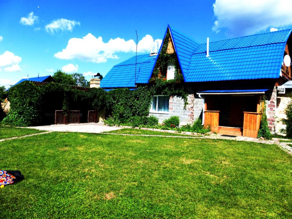 ノヴォアブザコヴォにあるHouses Gornolyzhnaya 15の太陽屋根付きの庭