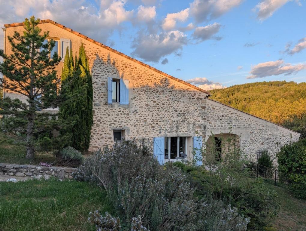 an external view of a stone house at Campagne Vallauris chambres in Sisteron