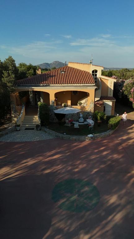 a large house with a roof with a yard at DolceMorfeo in Olbia