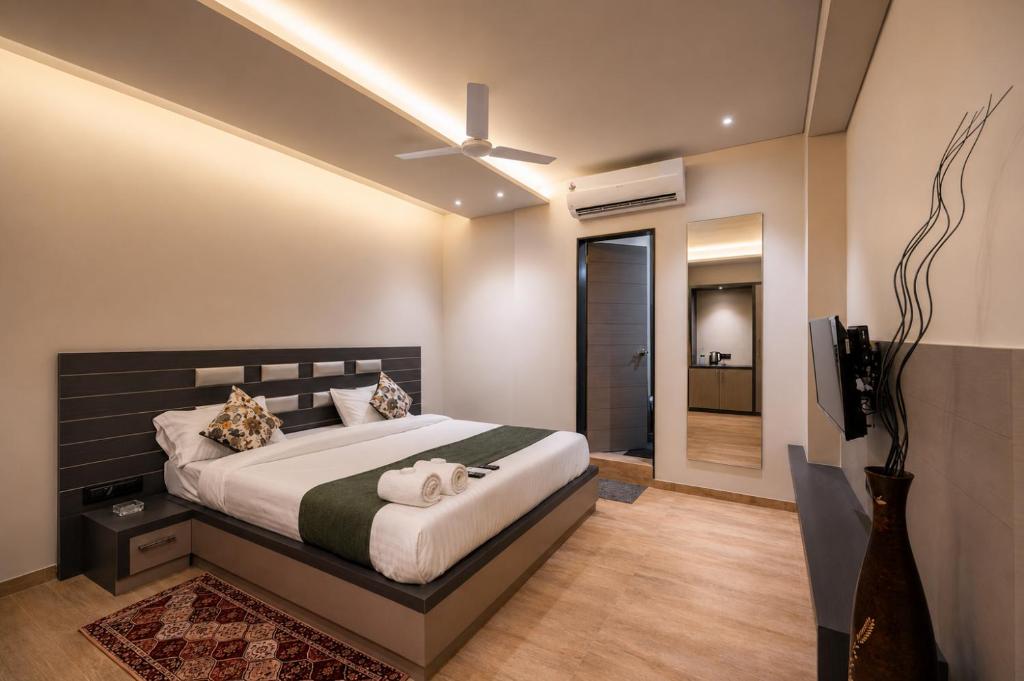 ein Schlafzimmer mit Bett und Deckenventilator in der Unterkunft Hotel Gold Star in Rajkot