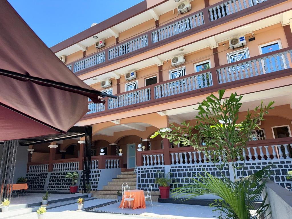 un grande edificio con balconi sui lati di Bel Hotel Nosy Be a Hell-Ville