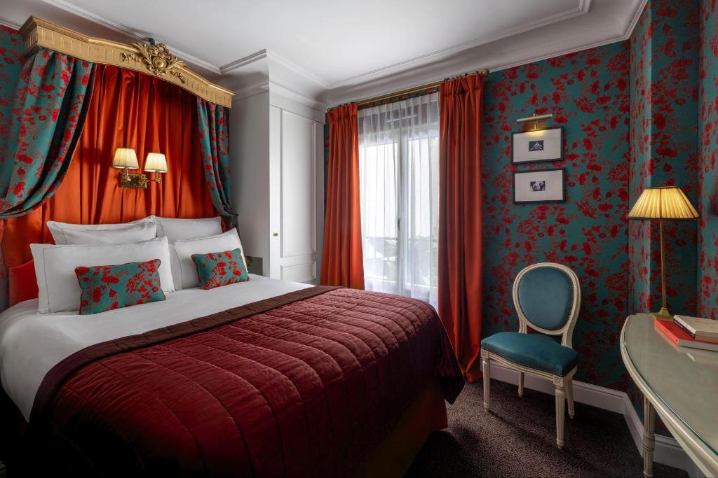 a hotel room with a bed and a chair at Hôtel De Buci in Paris