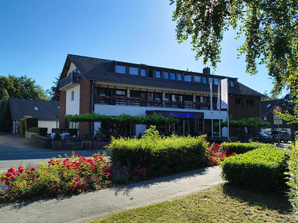 Vrt ispred objekta Hotel De Lange Man