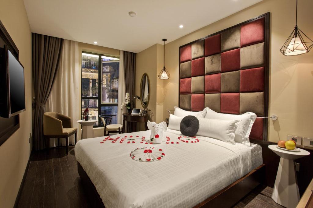 Postel nebo postele na pokoji v ubytování Hanoi La Storia Hotel