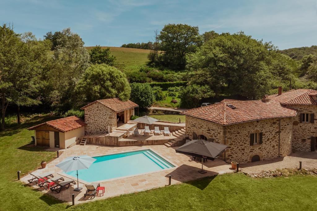 an aerial view of a villa with a swimming pool at Moulin de Longuecoste, 11 couchages, Nature, Rivière, Piscine et Pool House in Montet-et-Bouxal