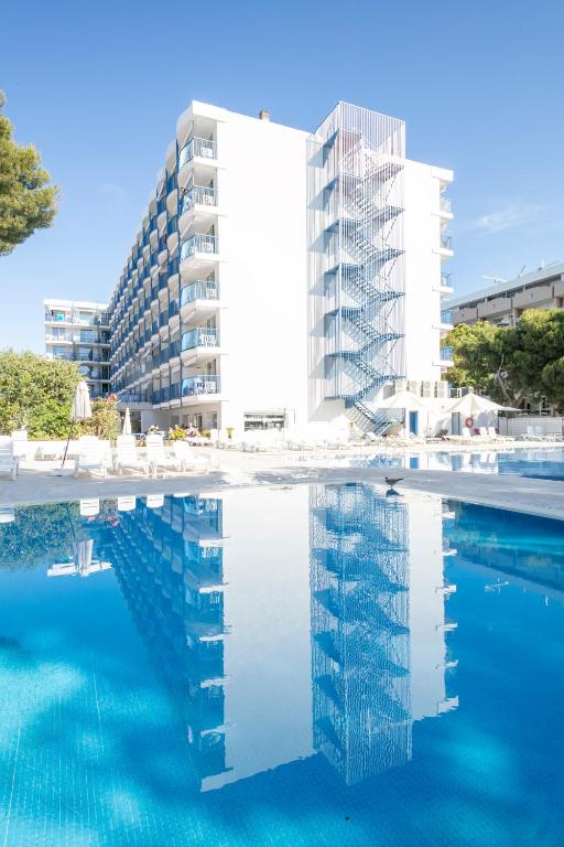 a swimming pool with a building in the background at Inter 2 in Salou