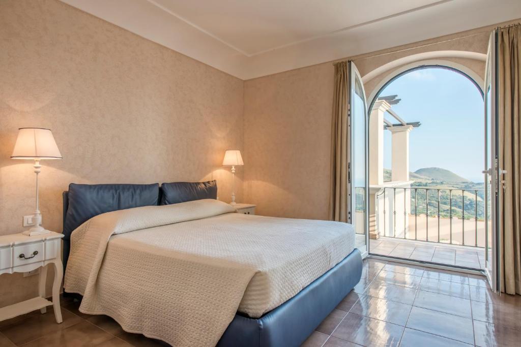 Łóżko lub łóżka w pokoju w obiekcie Collina Degli Ulivi B&B