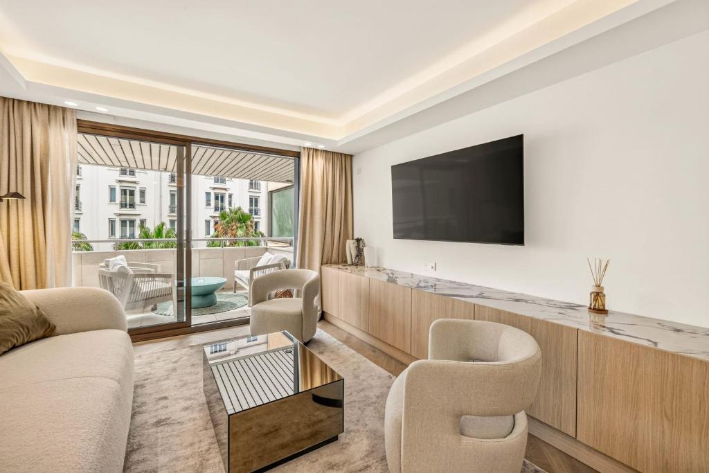REF 2067 - Cannes Fully renovated apartment near the Croisette for rent