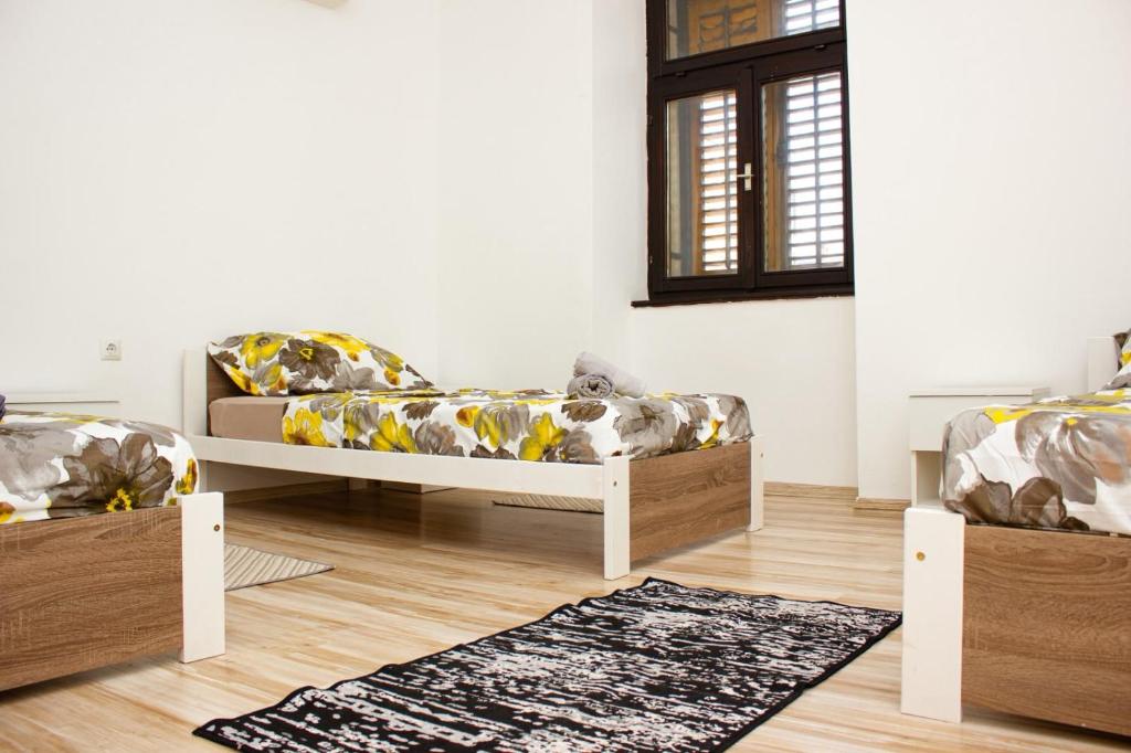 Ein Wohnzimmer mit zwei Sofas und einem Teppich. in der Unterkunft Hostel Centuria in Pula
