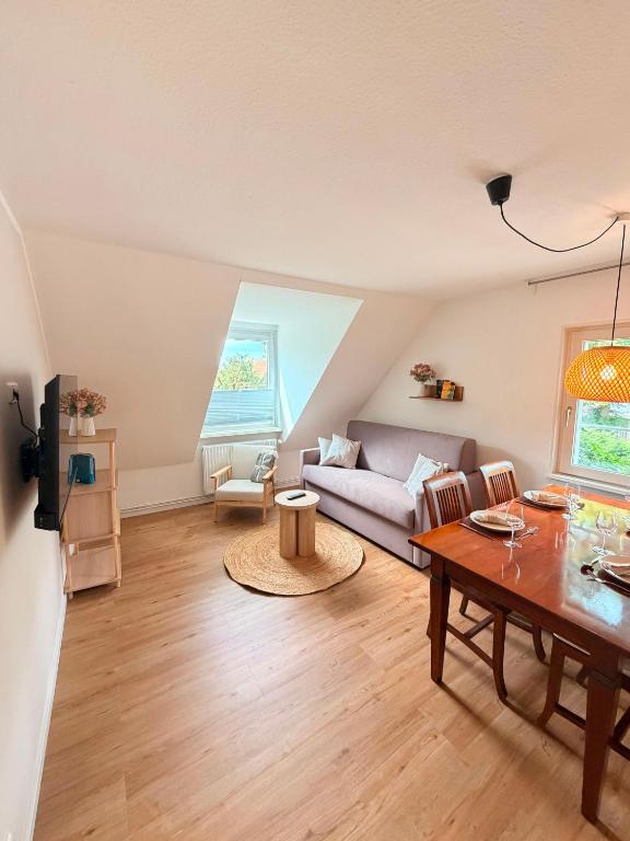 a living room with a couch and a table at HYGGE HOMES - Apartment 'hyggehus' in Lüneburg