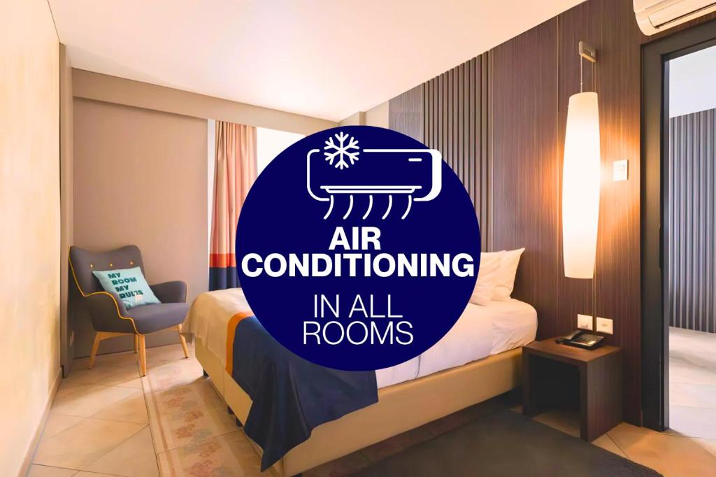ein Zimmer mit einem Schild, auf dem steht: Klimaanlage in allen Zimmern in der Unterkunft SeePark Hotel Murten in Murten