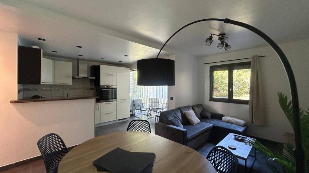Bright apartment, terrace, garden and parking