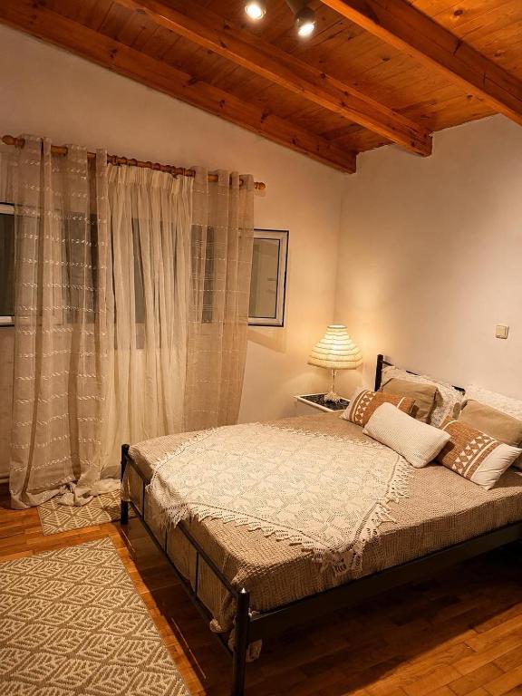 a bedroom with a bed and a window at All seasons Mountain escape in Vília