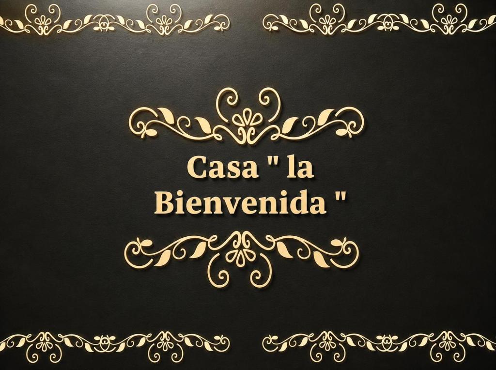 an ornate gold frame on a black background at Casa La Bienvenida con patio y aparcamiento - Apartamentos Aloha Toledo in Nambroca