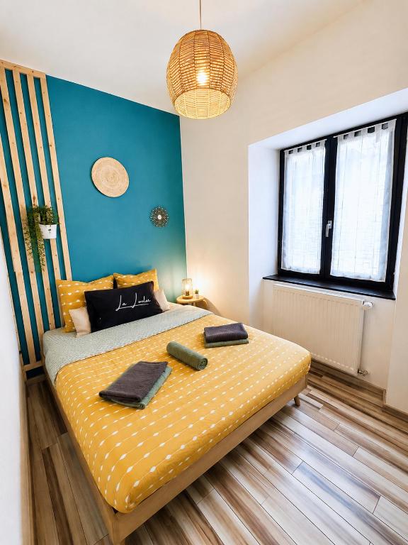a bedroom with a bed with two towels on it at Gîte Lorelei Obernai Centre Ville 2 à 4 personnes in Obernai