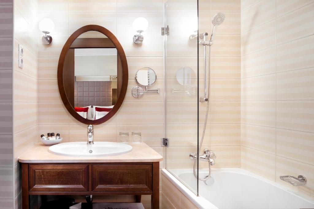 A bathroom at Mirage Medic Hotel