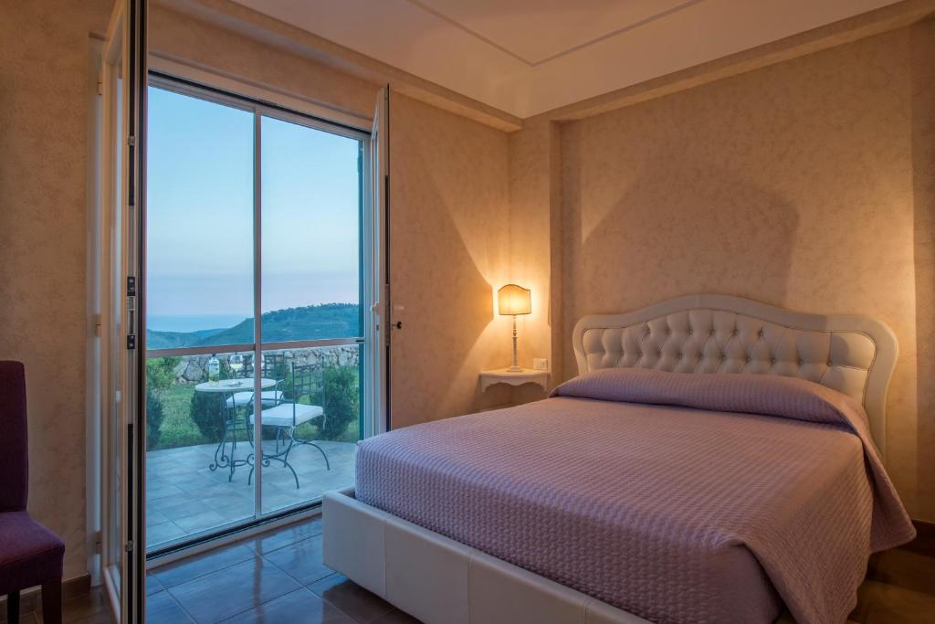 Łóżko lub łóżka w pokoju w obiekcie Collina Degli Ulivi B&B