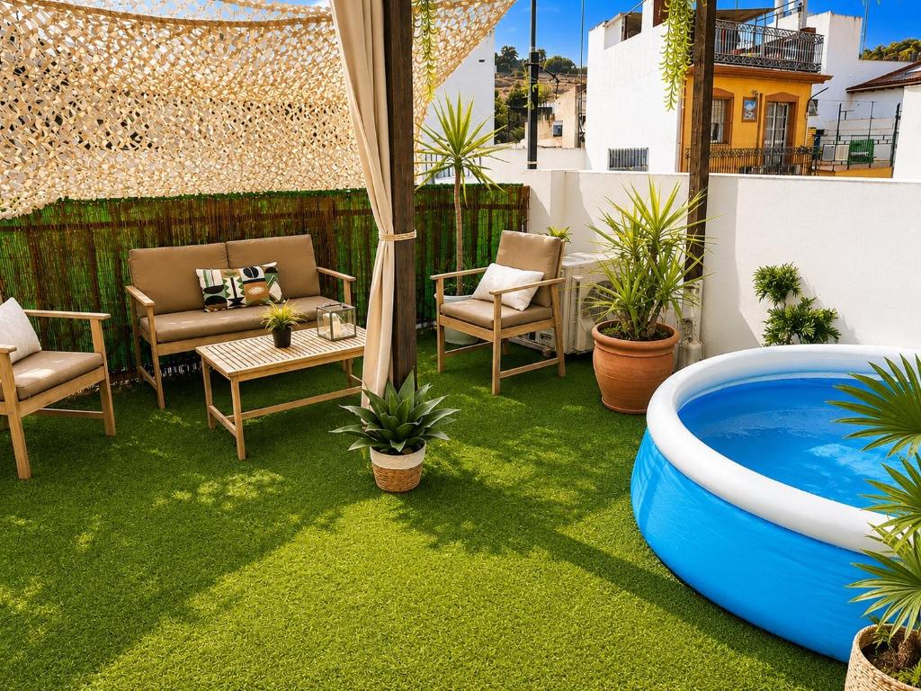 a backyard with a bath tub on the grass at Dúplex con Piscina y Terraza a 5 min de Sevilla in Camas
