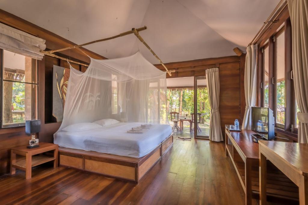 Postel nebo postele na pokoji v ubytování Koh Kood Resort