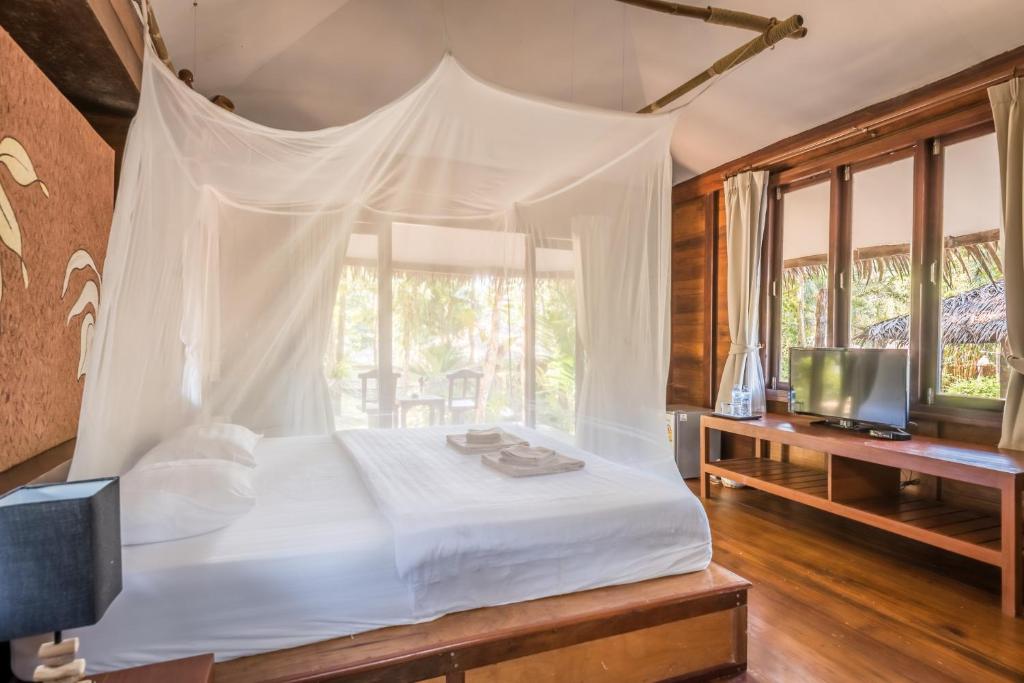 Postel nebo postele na pokoji v ubytování Koh Kood Resort