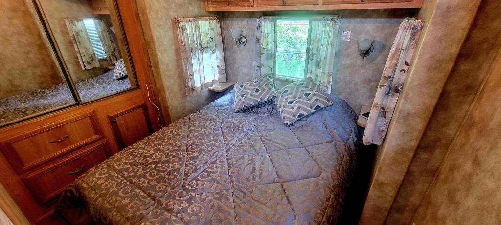 an aerial view of a bedroom with a bed at Le Refuge du Navigateur in Tadoussac