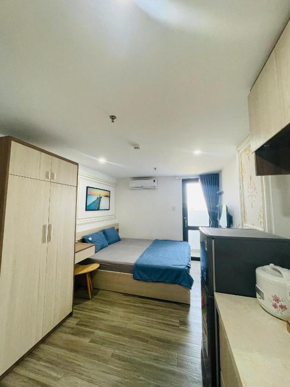 a small bedroom with a bed and a cabinet at Sencoco Hotel in Hà Quảng (4)