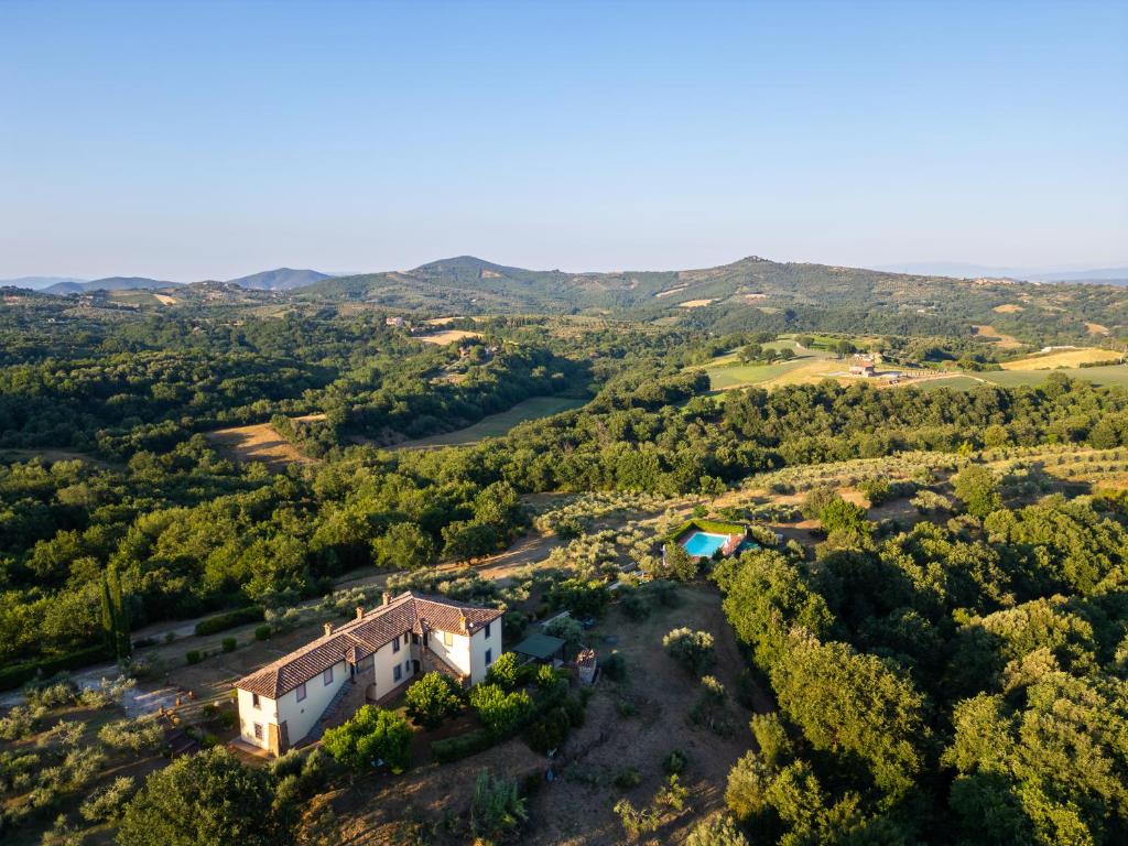 an aerial view of a house on a hill at Villa Missiano Unità Cassiopea con Piscina in Panicale