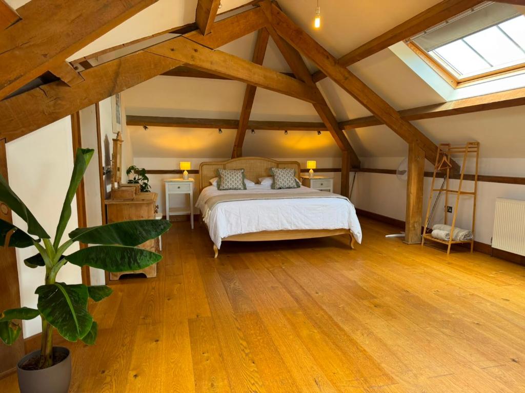 a large bedroom with a bed in a attic at The Old Stable Block - Flat 2 in Wadebridge
