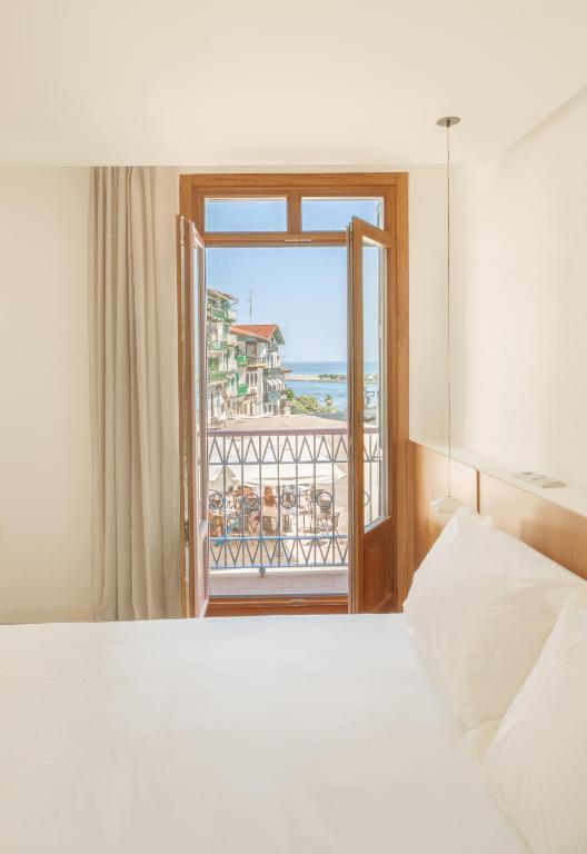 ein Schlafzimmer mit Bett und Meerblick in der Unterkunft Hotel San Nikolas Sea Views in Hondarribia