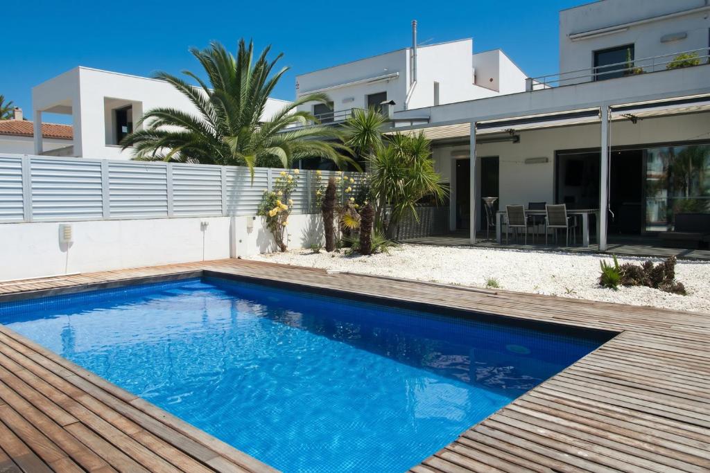 WELCS VILLA 377 EMP con piscina y amarre