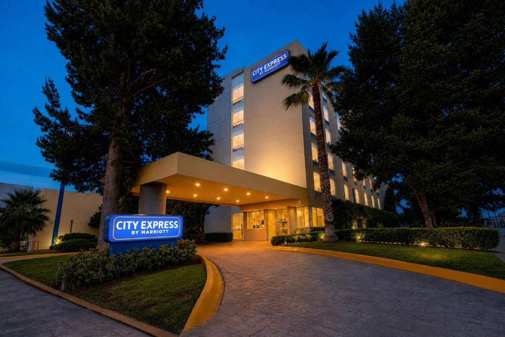 ein Hotelgebäude mit einem Schild davor in der Unterkunft City Express by Marriott Saltillo Norte in Saltillo