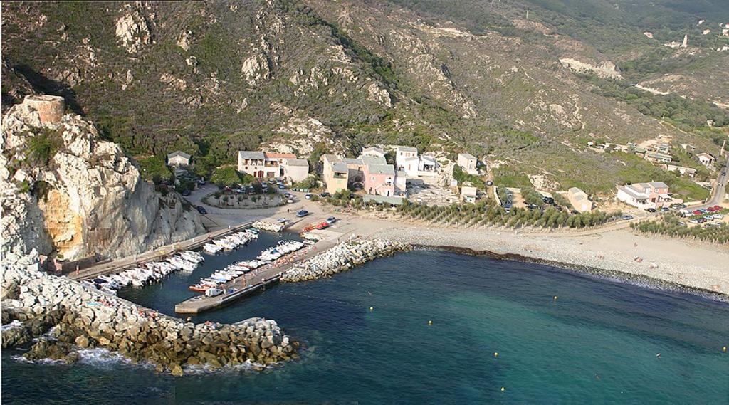 eine Luftansicht auf einen Strand mit Booten im Wasser in der Unterkunft Les chambres de colema in Barrettali