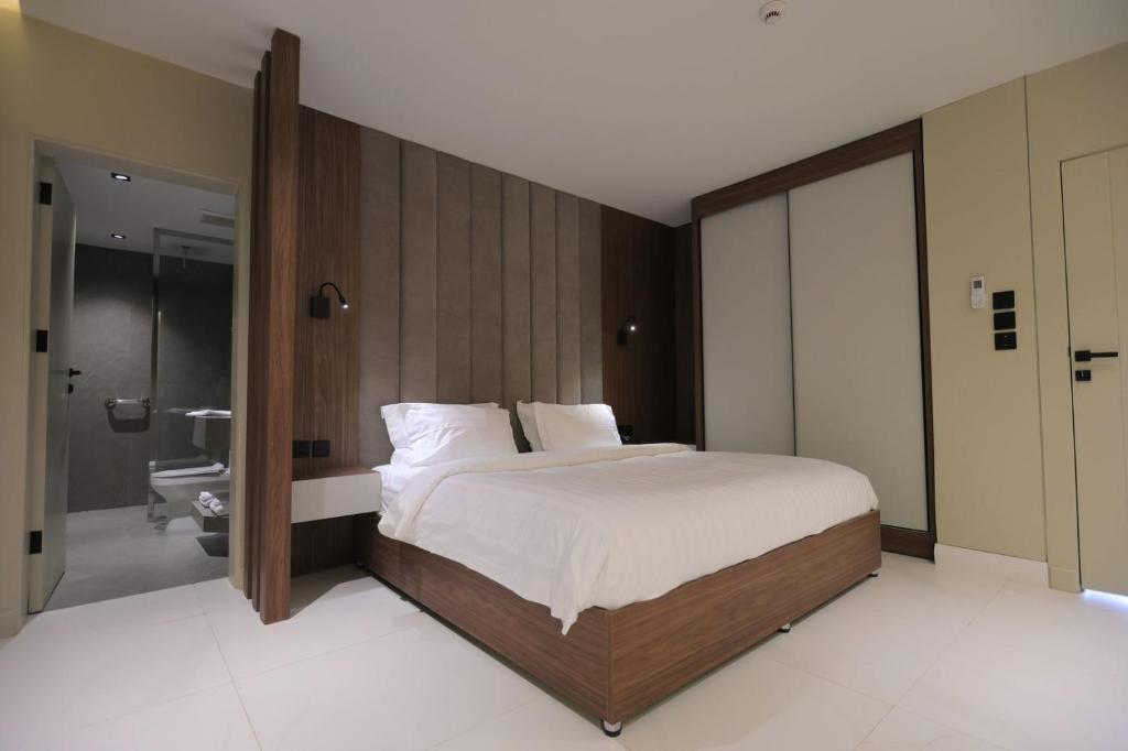 a bedroom with a large bed and a bathroom at شاليهات واجهة الشفا in Taif