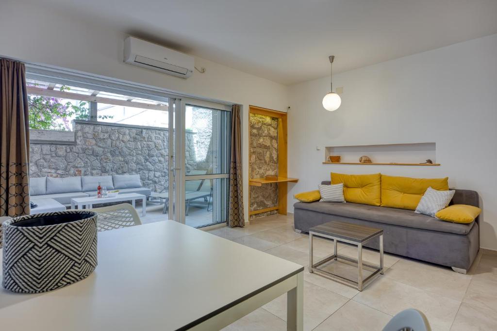 Bougainvillea Old Town Apartment /w Terrace - Happy Rentals