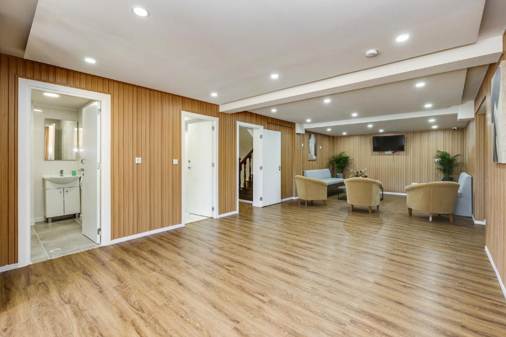an empty lobby with wooden walls and wooden floors at Maison Azur Oeiras Beach in Oeiras
