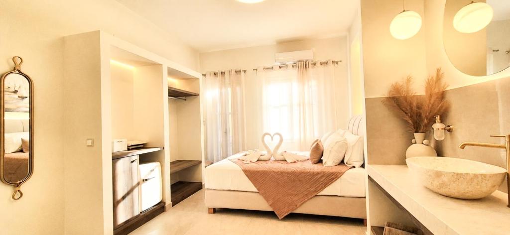 ein Badezimmer mit Bett, Waschbecken und Badewanne in der Unterkunft Knossos Suite in Palekastro