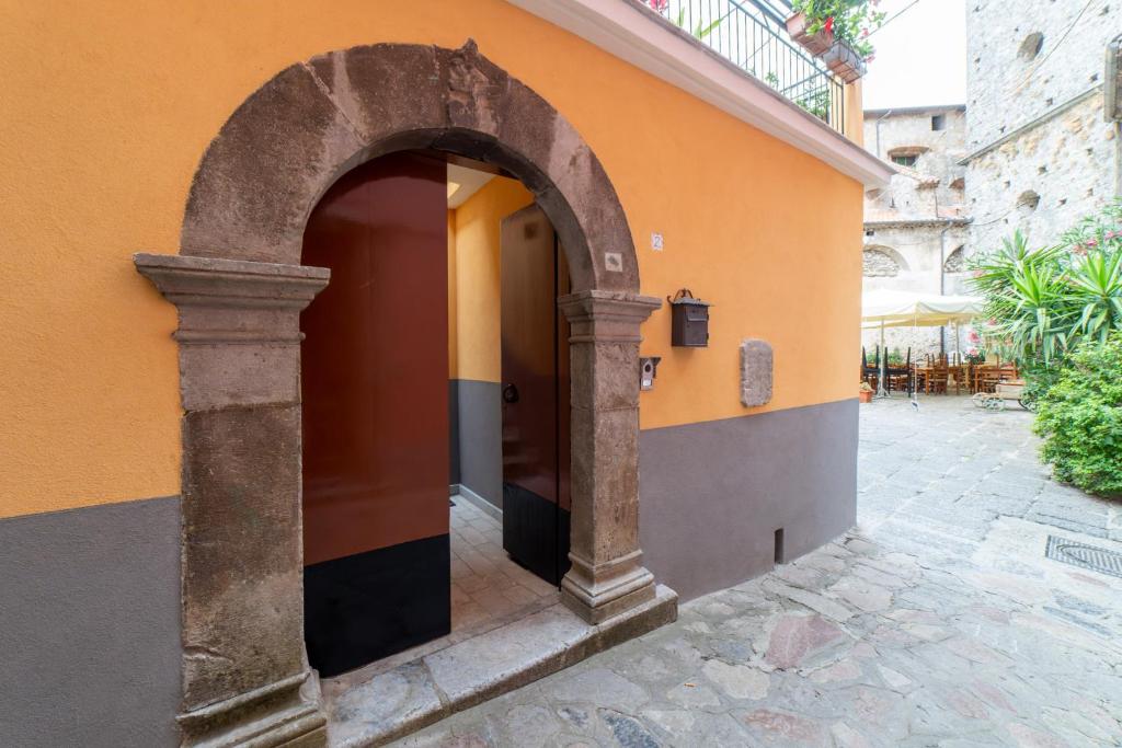 an archway on the side of a building at B&B Magliuolo in San Giovanni a Piro