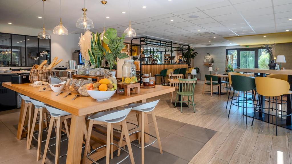 a restaurant with a table with fruit on it at Campanile NATURE - Orange in Orange