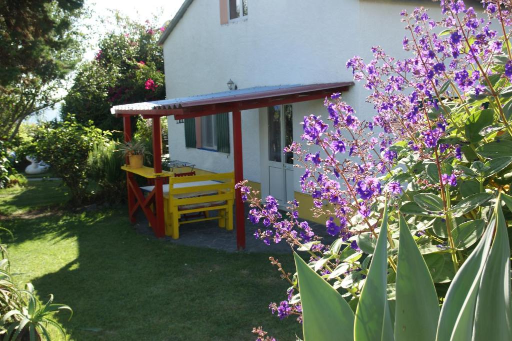 a house with a porch with purple flowers at Appartement Ingwer, Floramar in Candelária