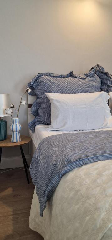 a bedroom with two beds and a table with a lamp at Pokoje Śpij-tu z jacuzzi in Mikołajki