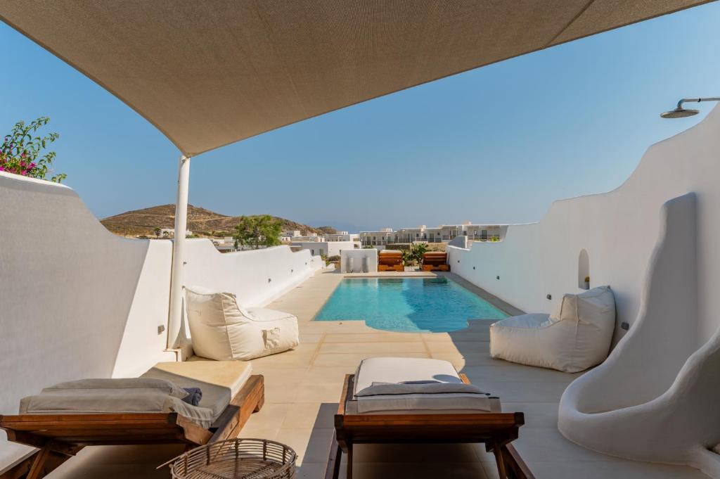 a balcony with chairs and a swimming pool at Villa blaue Welle in Kalo Livadi