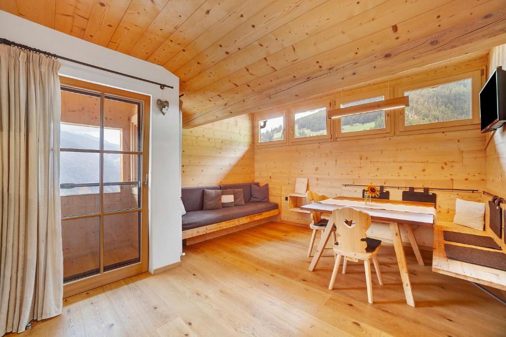 Häuselerhof - Three-Bedroom Premium Apartment With Balcony